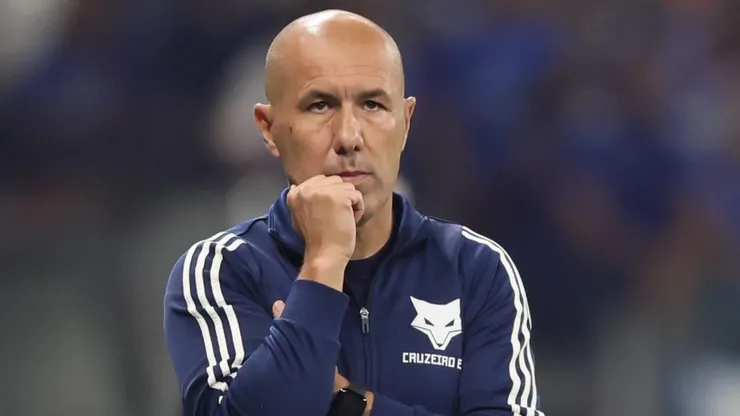 Leonardo Jardim é informado sobre situação de Kaiki