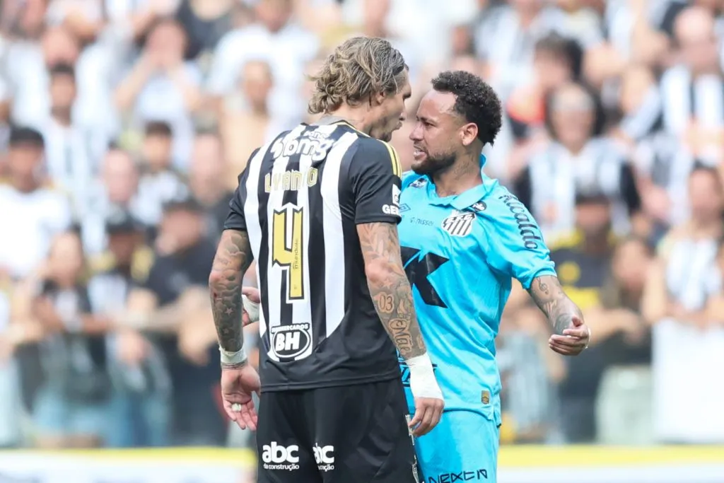 MG – BELO HORIZONTE – 14/09/2025 – BRASILEIRO A 2025, ATLETICO-MG X SANTOS – Lyanco jogador do Atletico-MG encara Neymar jogador do Santos durante partida no estadio Arena MRV pelo campeonato Brasileiro A 2025. Foto: Gilson Lobo/AGIF