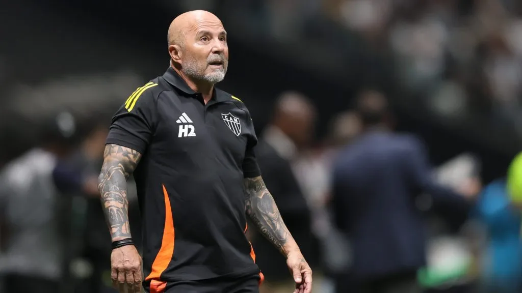 Sampaoli é surpreendido por condição física abaixo dos jogadores – Foto: Gilson Lobo/AGIF
