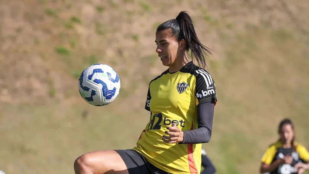 Jogadora do Atlético Mineiro em treinamento