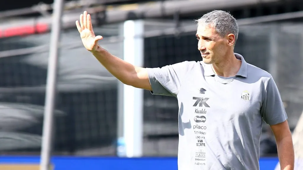 Vojvoda impressiona Marcelo Teixeira e a diretoria do Santos – Foto: Mauricio De Souza/AGIF