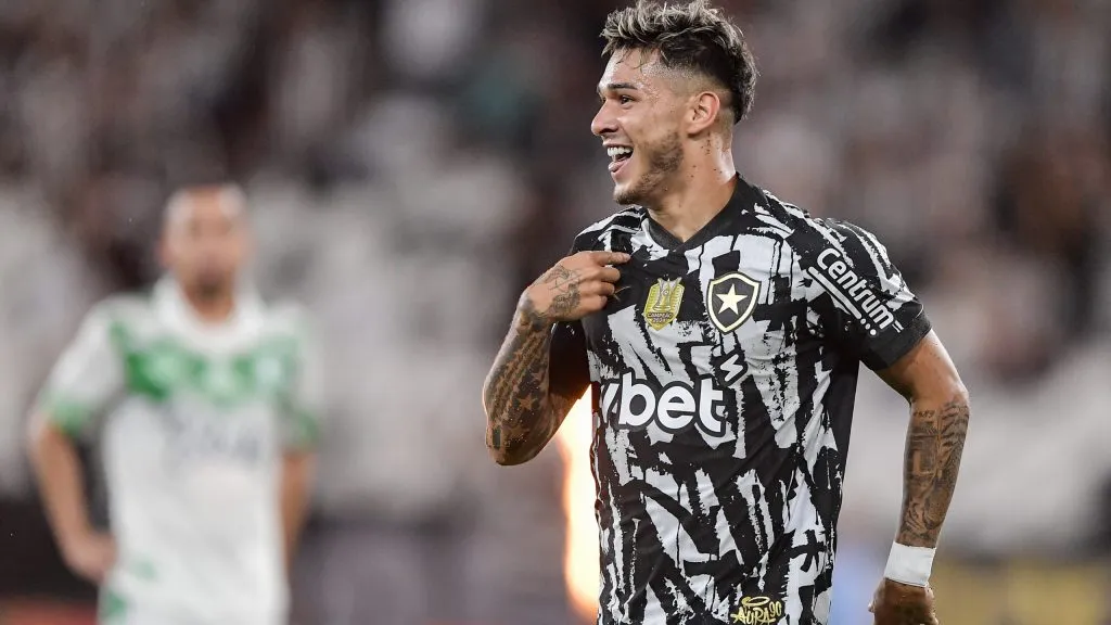 Mateo Ponte jogador do Botafogo durante partida contra o Juventude no estadio Engenhao pelo campeonato Brasileiro A 2025. Foto: Thiago Ribeiro/AGIF