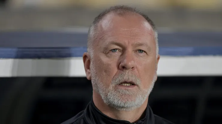 Mano Menezes durante jogo no Maracanã.