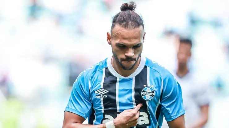 Braithwaite em campo pelo Grêmio. Foto: Giancarlo Santorum/AGIF