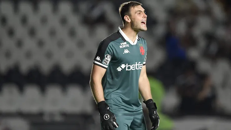 RJ - RIO DE JANEIRO - 16/01/2025 - CARIOCA 2025, VASCO X BANGU - Daniel Fuzato goleiro do Vasco durante partida contra o Bangu no estadio Sao Januario pelo campeonato Carioca 2025. Foto: Thiago Ribeiro/AGIF