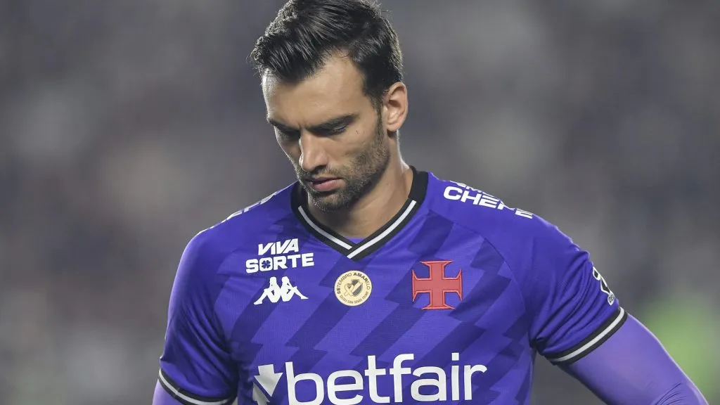 Leo Jardim goleiro do Vasco durante partida contra o Ceara no estadio Sao Januario pelo campeonato Brasileiro A 2025. Foto: Thiago Ribeiro/AGIF