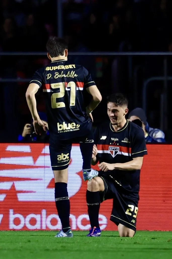 Pablo Maia jogador do Sao Paulo comemora seu gol com Bobadilla jogador da sua equipe durante partida contra o Atletico-MG no estadio Morumbi pelo campeonato Brasileiro A 2025. Foto: Marcello Zambrana/AGIF