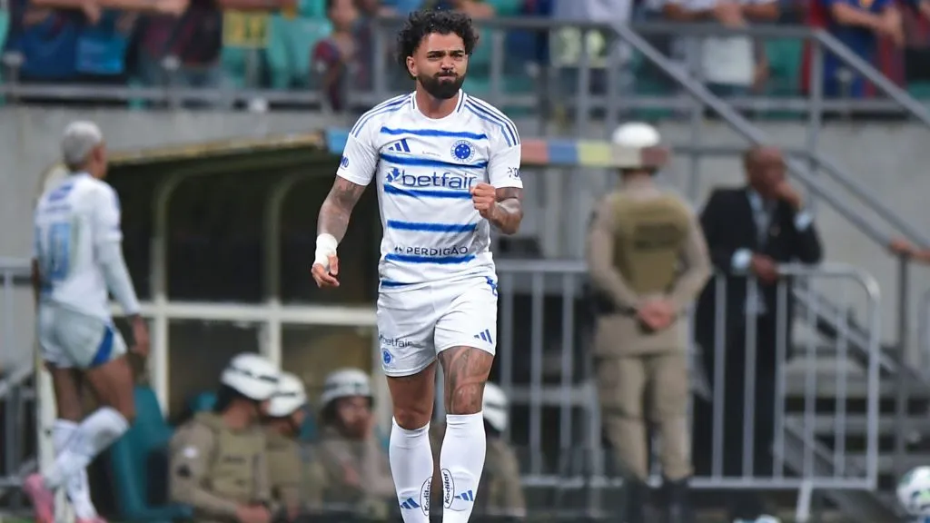 Gabigol jogador do Cruzeiro comemora seu gol com jogadores do seu time durante partida contra o Bahia no estadio Arena Fonte Nova pelo campeonato Brasileiro A 2025. Foto: Jhony Pinho/AGIF