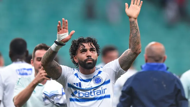 Gabigol jogador do Cruzeiro comemora seu gol com jogadores do seu time durante partida contra o Bahia no estadio Arena Fonte Nova pelo campeonato Brasileiro A 2025. Foto: Jhony Pinho/AGIF