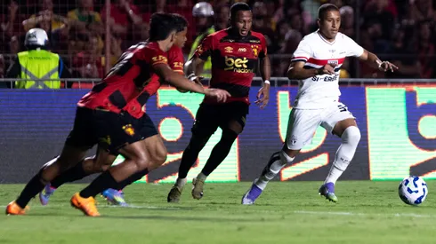 Henrique do Carmo jogador do Sao Paulo durante partida contra o Sport no estadio Ilha do Retiro pelo campeonato Brasileiro A 2025. Foto: Rafael Vieira/AGIF