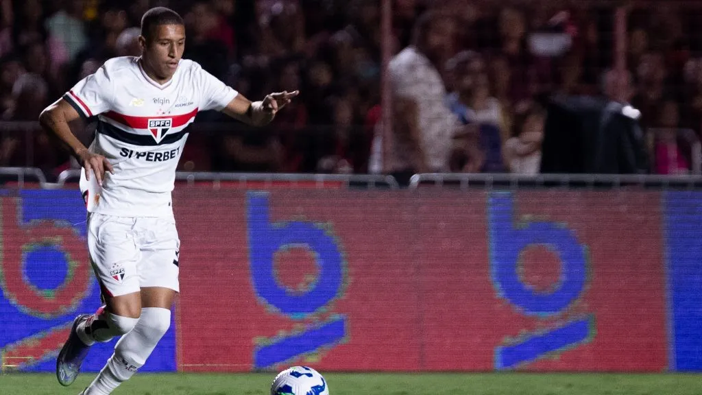 Henrique do Carmo jogador do Sao Paulo durante partida contra o Sport no estadio Ilha do Retiro pelo campeonato Brasileiro A 2025. Foto: Rafael Vieira/AGIF