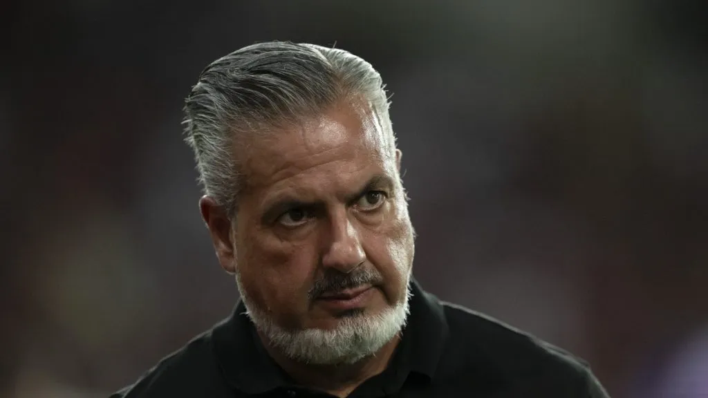 Foto: Jorge Rodrigues/AGIF – José Boto trabalha para deixar o elenco do Mengão mais forte em 2026.