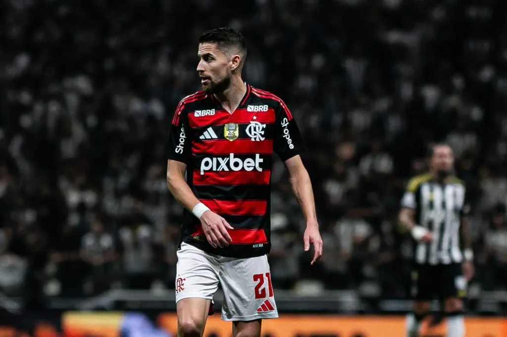 Jorginho jogador do Flamengo durante partida contra o Atletico-MG no estadio Arena MRV pelo campeonato Copa Do Brasil 2025. Foto: Fernando Moreno/AGIF