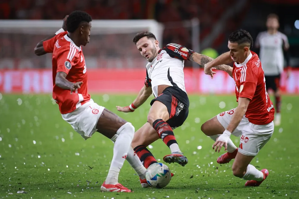 Conmebol definiu que árbitro terá que comunicar ao estádio qualquer decisão que passar pelo VAR – Foto: Maxi Franzoi/AGIF