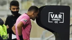 Árbitro nos jogos da Libertadores terá que comunicar a todo estádio qualquer decisão tomada pelo VAR