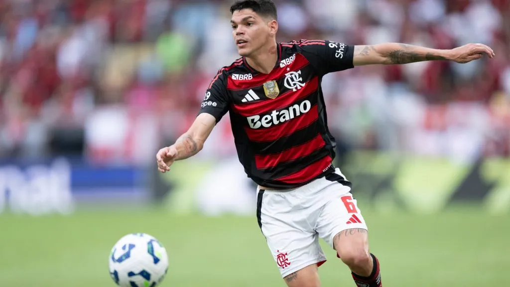 Ayrton Lucas jogador do Flamengo durante partida contra o Gremio no estadio Maracana pelo campeonato Brasileiro A 2025. Foto: Jorge Rodrigues/AGIF