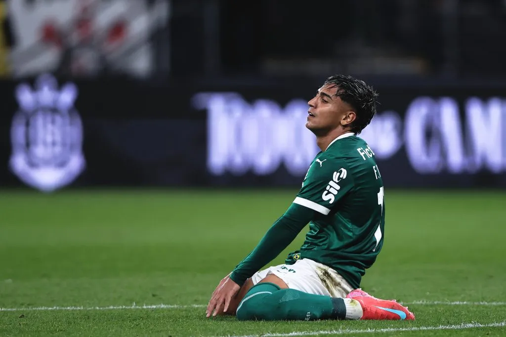 Facundo Torres jogador do Palmeiras lamenta durante partida contra o Corinthians – Foto: Ettore Chiereguini/AGIF
