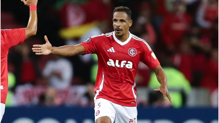 Fernando, volante do Internacional em partida pela Copa Libertadores