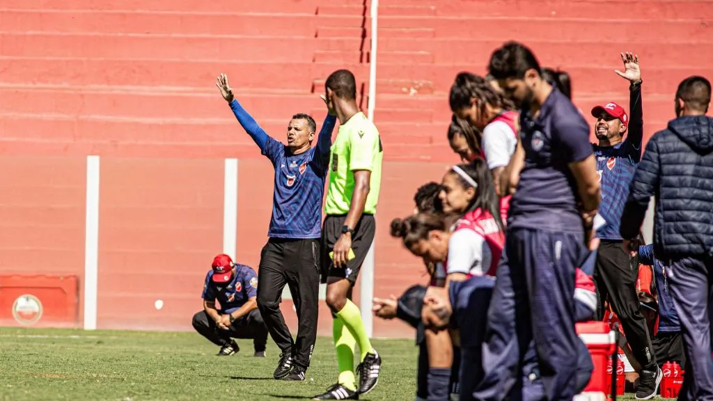 Robson Freitas técnico do time feminino do Vila Nova