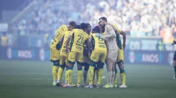 Jogadores do Mirassol posam para foto antes na partida contra Grêmio - Foto: Liamara Polli/AGIF