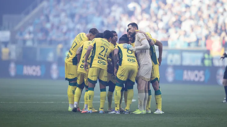 Jogadores do Mirassol posam para foto antes na partida contra Grêmio - Foto: Liamara Polli/AGIF