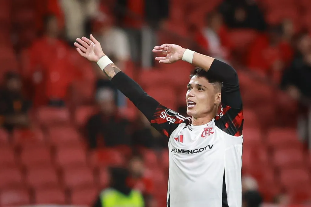 Flamengo intercedeu na Conmebol e teve aceito pedido para jogar com uniforme 2 em La Plata – Foto: Maxi Franzoi/AGIF