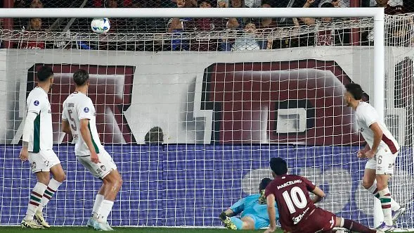 Gol sofrido pelo Fluminense contra o Lanús. Foto: Marcos Brindicci/Getty Images
