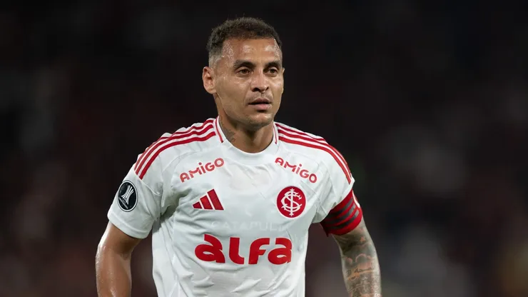 RJ - RIO DE JANEIRO - 13/08/2025 - COPA LIBERTADORES 2025, FLAMENGO X INTERNACIONAL - Alan Patrick jogador do Internacional durante partida contra o Flamengo no estadio Maracana pelo campeonato Copa Libertadores 2025