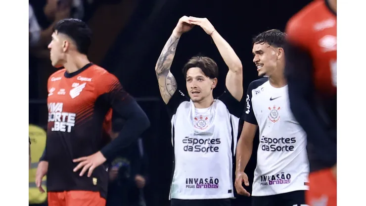 SP - SAO PAULO - 10/09/2025 - COPA DO BRASIL 2025, CORINTHIANS X ATHLETICO-PR - Rodrigo Garro jogador do Corinthians comemora seu gol durante partida contra o Athletico-PR no estadio Arena Corinthians pelo campeonato Copa Do Brasil 2025. Foto: Marcello Zambrana/AGIF