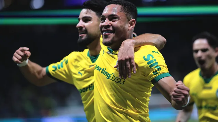 Vitor Roque e Flaco López comemorando gol durante partida entre Palmeiras e Sport, no Allianz Parque, pelo Brasileirão.F