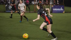 Sofia Bremer, a talentosa zagueira da DPZ em ação no duelo contra a WE