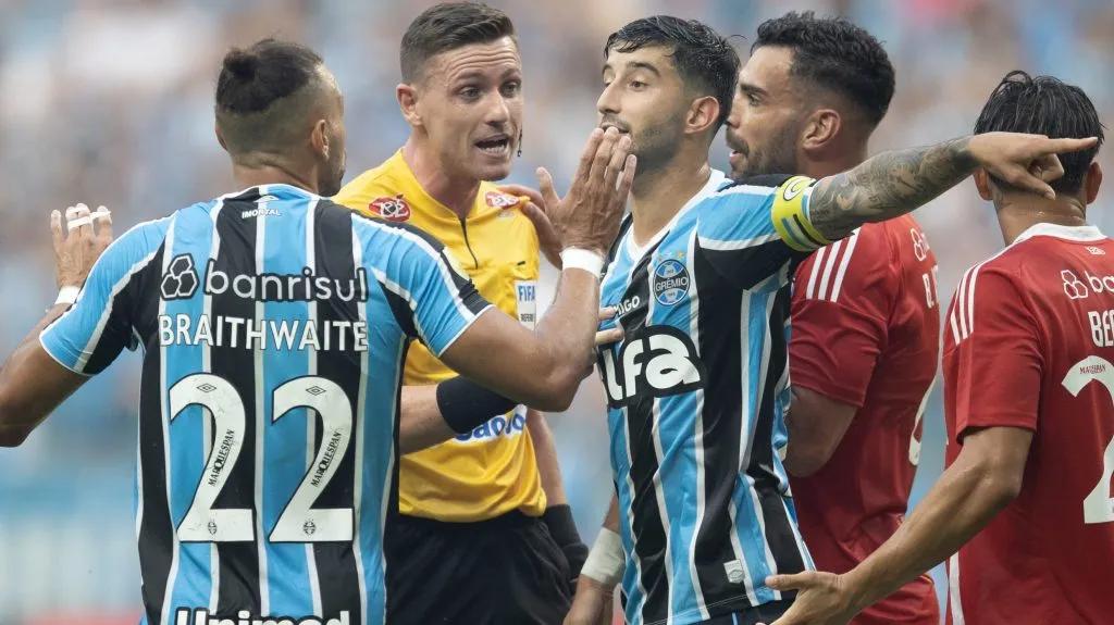 Jogadores de Grêmio e Internacional reclamando. Foto: Liamara Polli/AGIF
