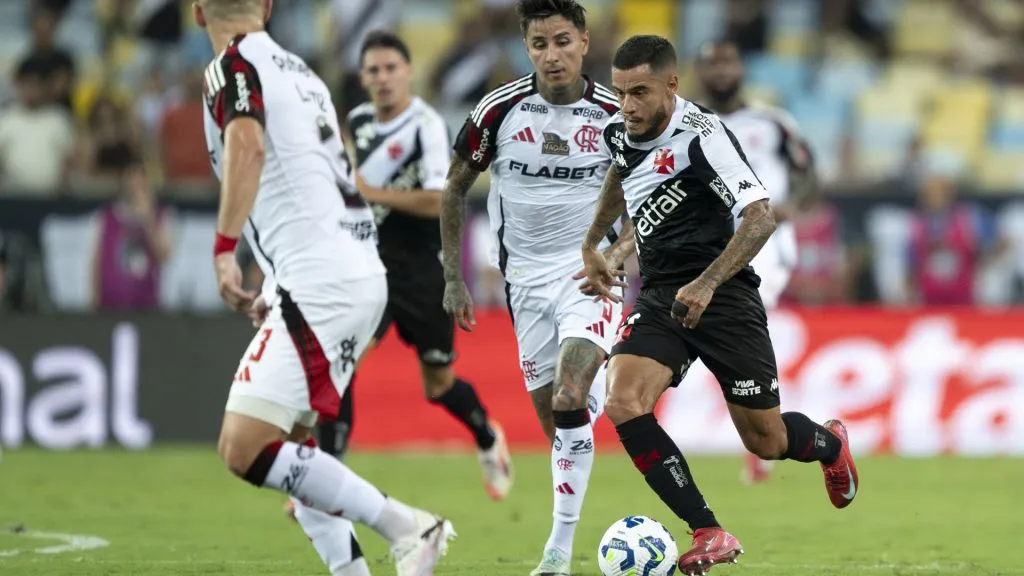 Philippe Coutinho defendendo o Vasco no Clássico dos Milhões em abril – Foto: Jorge Rodrigues/AGIF