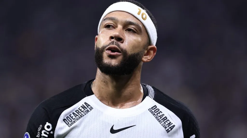 Memphis Depay durante partida. Foto: Marcello Zambrana/AGIF