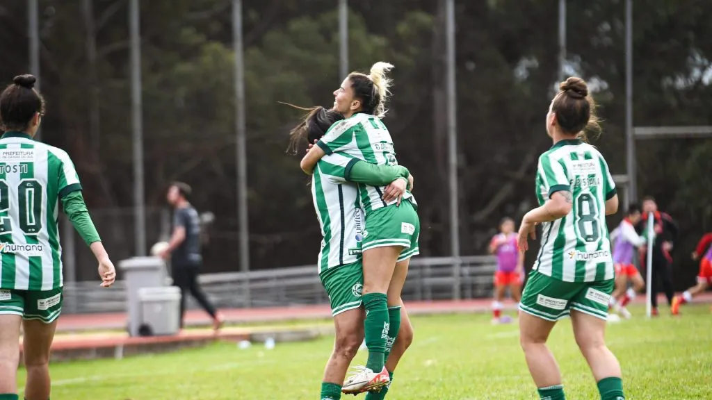 Elenco feminino do Juventude em campo