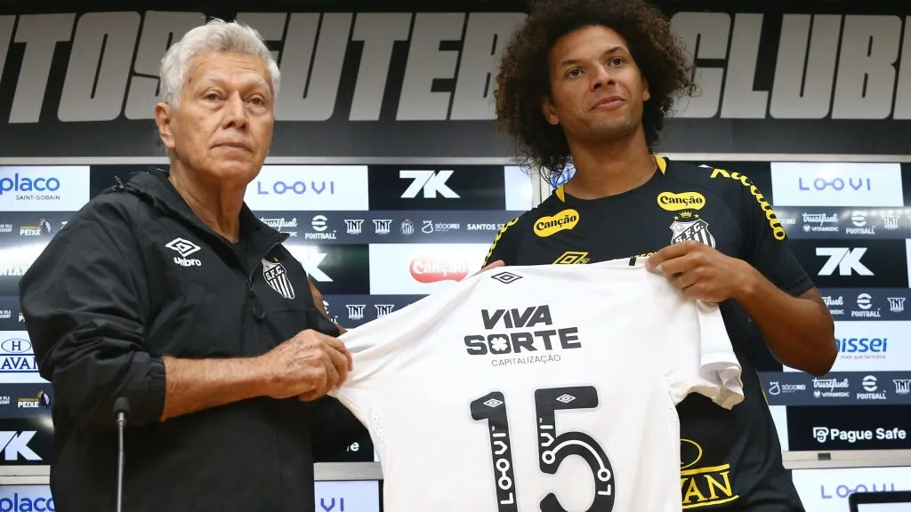 Arão foi apresentado no  Peixe pelo lendário Clodoaldo – Foto: Mauricio De Souza/AGIF