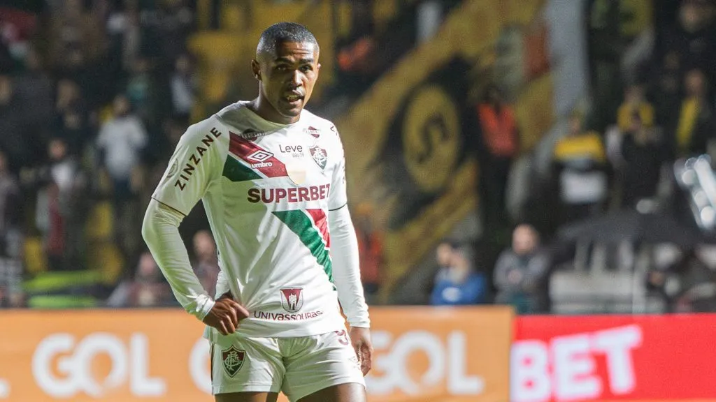 Douglas Costa jogador do Fluminense durante partida contra o Criciuma no estadio Heriberto Hulse pelo campeonato Brasileiro A 2024. Foto: Thiago Vasconcelos Dos Santos/AGIF