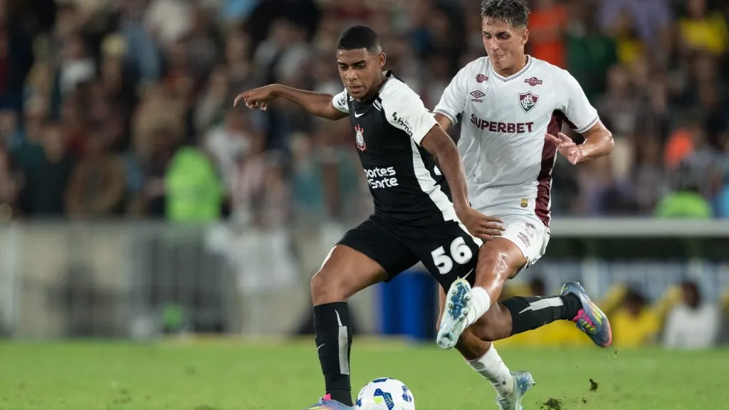Bernal jogador do Fluminense disputa lance com Gui Negao jogador do Corinthians durante partida no estadio Maracana pelo campeonato Brasileiro A 2025. Foto: Jorge Rodrigues/AGIF