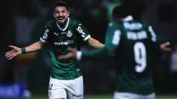 Vitor Roque jogador do Palmeiras comemora seu gol com Flaco Lopez jogador da sua equipe durante partida contra o Internacional no estadio Arena Allianz Parque pelo campeonato Brasileiro A 2025. Foto: Ettore Chiereguini/AGIF