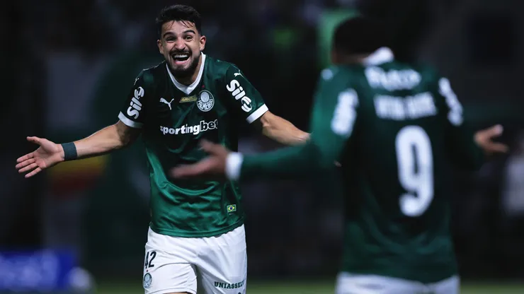 Vitor Roque jogador do Palmeiras comemora seu gol com Flaco Lopez jogador da sua equipe durante partida contra o Internacional no estadio Arena Allianz Parque pelo campeonato Brasileiro A 2025. Foto: Ettore Chiereguini/AGIF