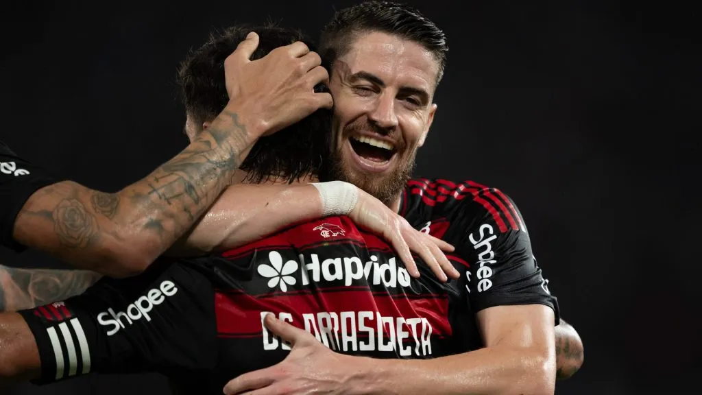 Arrascaeta jogador do Flamengo comemora seu gol com Jorginho jogador da sua equipe durante partida contra o Vitoria no estadio Maracana pelo campeonato Brasileiro A 2025. Foto: Jorge Rodrigues/AGIF
