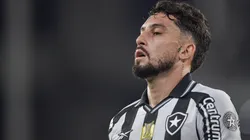 Alex Telles em ação pelo Botafogo no Estádio Nilton Santos - Foto: Thiago Ribeiro/AGIF