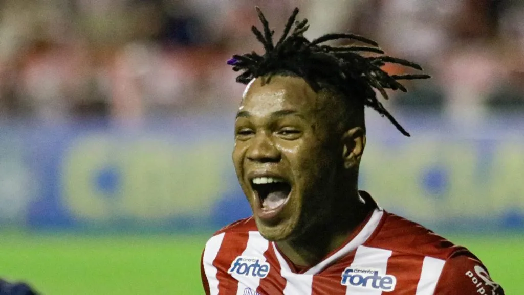 Foto: Rafael Vieira/AGIF – Matheus Jesus comemorando gol pelo Náutico em 2021.