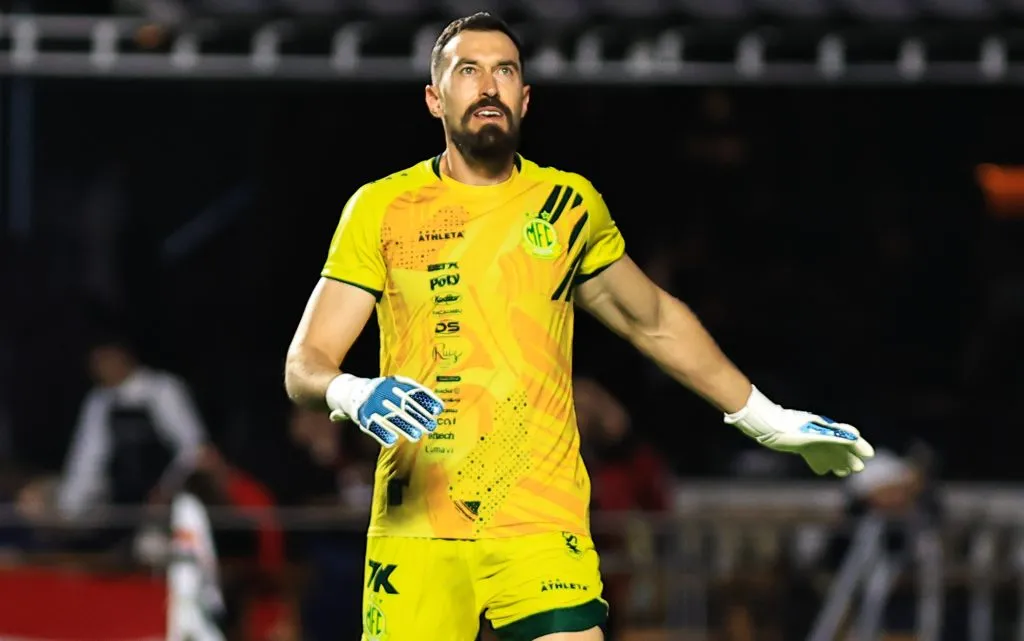Walter goleiro do Mirassol durante aquecimento antes da partida contra o Sao Paulo no estadio Morumbi pelo campeonato Brasileiro A 2025. Foto: Fabio Giannelli/AGIF