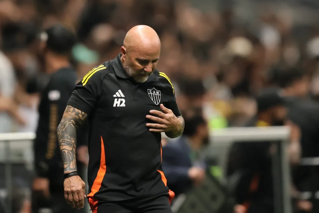 Jorge Sampaoli tecnico do Atletico-MG lamenta durante partida contra o Santos no estadio Arena MRV pelo campeonato Brasileiro A 2025. Foto: Gilson Lobo/AGIF
