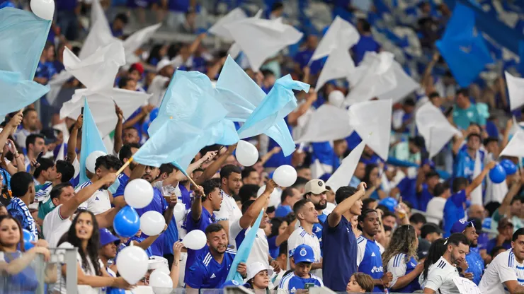 Torcida do Cruzeiro fazendo a festa. Foto: Gilson Lobo/AGIF.