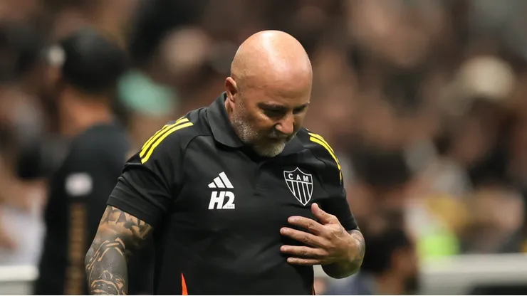 MG - BELO HORIZONTE - 14/09/2025 - BRASILEIRO A 2025, ATLETICO-MG X SANTOS - Jorge Sampaoli tecnico do Atletico-MG lamenta durante partida contra o Santos no estadio Arena MRV pelo campeonato Brasileiro A 2025. Foto: Gilson Lobo/AGIF