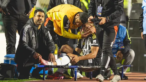 Hulk consolando Cuello após lesão em Bolívar x Atlético Mineiro -Foto: Pedro Souza / Atlético