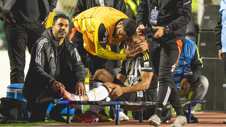 Hulk consolando Cuello após lesão em Bolívar x Atlético Mineiro -Foto: Pedro Souza / Atlético