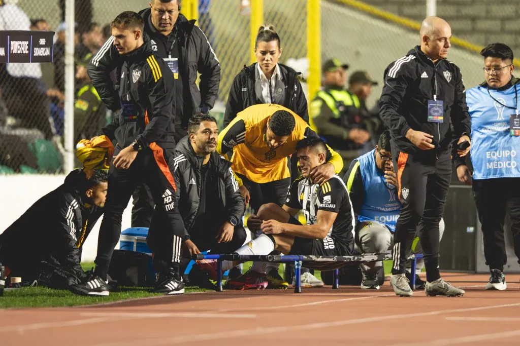Cuello, do Atlético Mineiro, chorando após sair de campo lesionado. Foto: Pedro Souza / Atlético